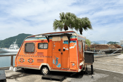 ・【キャンピングカー・ロトルア】外観はマオリ文化の象徴である鳥や亜熱帯の花と歌や踊りがモチーフ