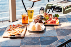 ・【BBQ】海の幸、お肉、ピザ、カルパッチョなどこだわりのお食事をお召し上がりいただけます（一例）