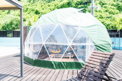・【ドームテント・セントルシア】屋根付きのテラスで日差しが強い日や雨の日でも、デッキで休憩できます