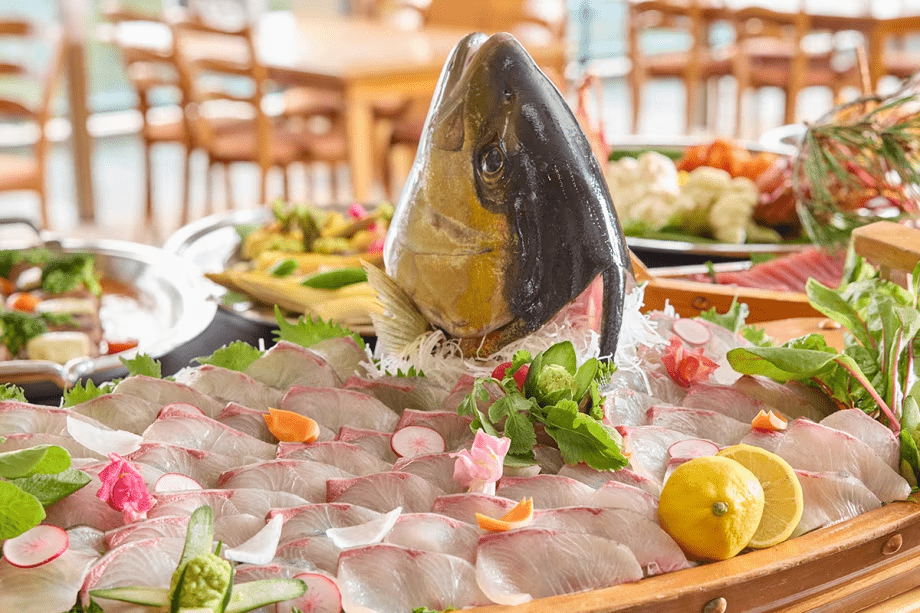 ・【夕食バイキング　イメージ】各種船盛りなど、海の幸が充実しています