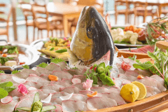 ・【夕食バイキング　イメージ】各種船盛りなど、海の幸が充実しています