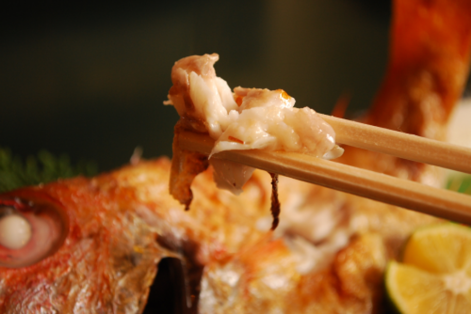 幻の高級魚「のど黒」が焼物で丸ごと1匹登場！白身のトロを体感。旬の地魚・地野菜を使った創作会席料理を。源泉掛け流し100％のトロトロ美人湯も。