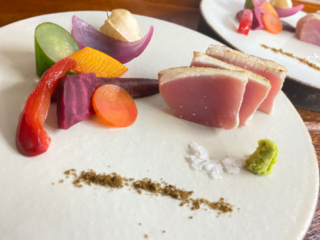 旬の地魚をお刺身にて、『まつつる』ならでは食べ方で。