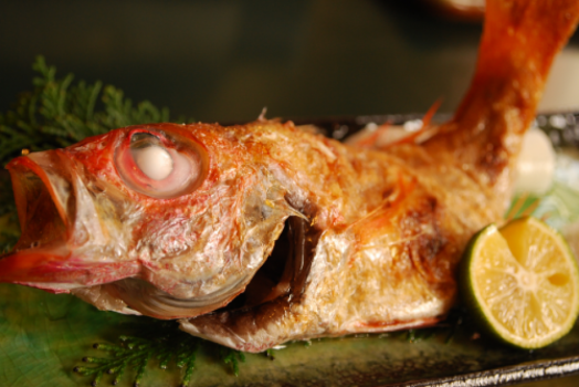幻の高級魚「のど黒」が焼物で丸ごと1匹登場！白身のトロを体感。旬の地魚・地野菜を使った創作会席料理を。源泉掛け流し100％のトロトロ美人湯も。