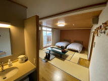 和室12畳
シングルベッド2台完備