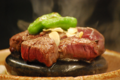 和牛の石焼。部位は「イチボ」を使用致します。
「自家製ポン酢」、「琴引の藻塩、わさび」でサッパリとお召し上がり下さい。 和牛の石焼。部位は「イチボ」を使用致します。
「自家製ポン酢」、「琴引の藻塩、わさび」でサッパリとお召し上がり下さい。