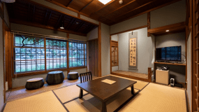 【別館井筒楼 伍番】6畳の和室は気ままに過ごすひとり旅にどうぞ。藤が描かれたガラス窓に和の趣を感じます。