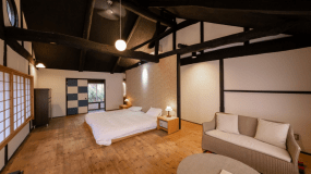 【別館井筒楼 陸番】立派な漆黒の梁に丸窓が印象的なお部屋