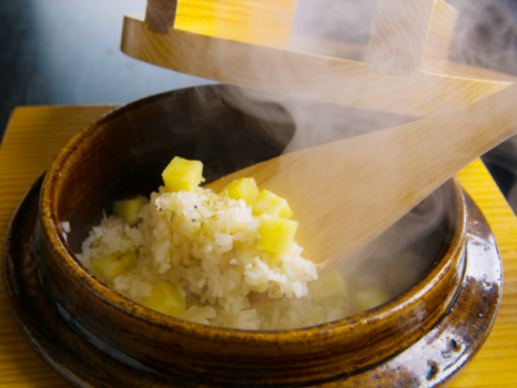 ◆季節の釜飯◆四季の移ろいで替わる旬の食材を鹿児島の薩摩川内市産ヒノヒカリ米と共にふっくらと炊いた釜飯。