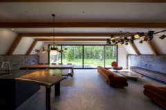 【PRIVATE VILLA／LIVING】 ゆったりとした90平米のリビングルーム