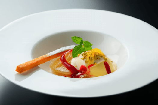 洋梨のコンポート　バニラアイス添え