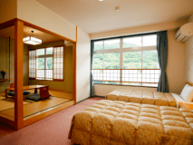 【山側◇和洋室】 ベッドでゆったり寛ぎたい方にお勧めの和洋室。シングルベッドを2つご用意。