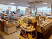 【売店】 ロビー横には品揃え豊富な売店もございます♪旅のお土産をここで買っておくと、観光も安心！