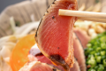 ＜絶品！カツオのたたき＞香ばしく炙った肉厚な身は、たっぷりの薬味＆オリジナルのたれとともにどうぞ♪
