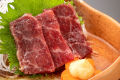 【山海堪能御膳】独特かつ、さっぱりとした旨みの＜鯨の刺身＞ぜひ一度ご賞味ください