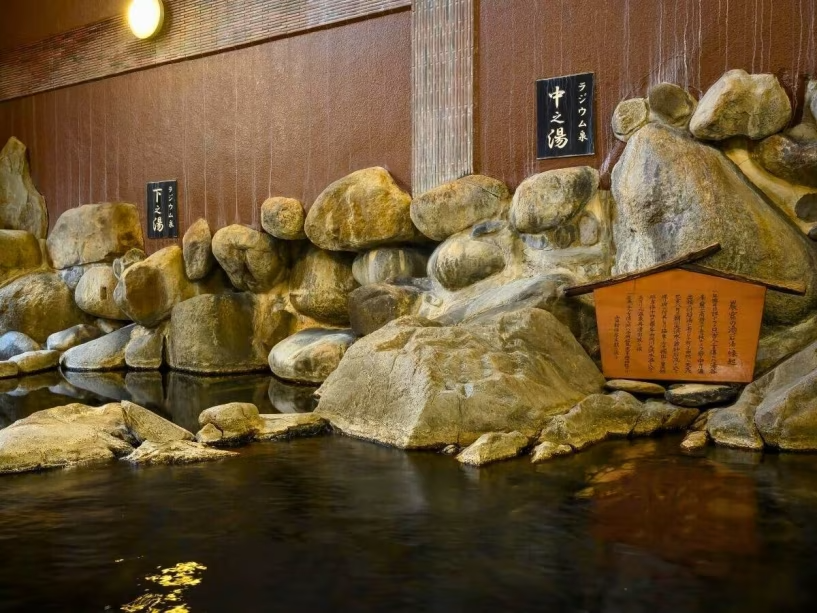 三徳川に温泉が湧き出ていたものを、そのまま湯船に使用した天然の岩風呂「巌窟の湯」 三徳川に温泉が湧き出ていたものを、そのまま湯船に使用した天然の岩風呂「巌窟の湯」