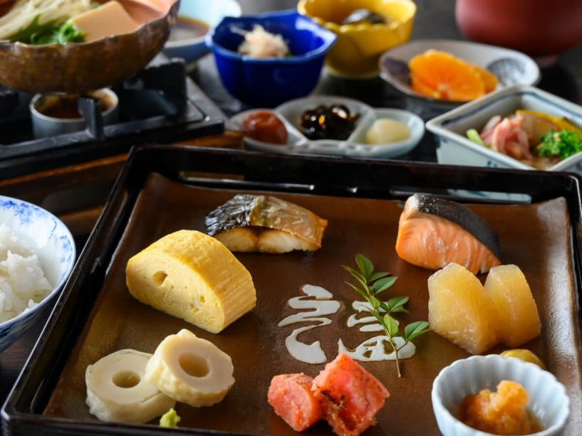 大江ノ郷の「天美卵」を使用したふわふわの出汁巻きや、地元の食材を中心に使用したボリューム満点の朝食を心ゆくまでお楽しみください。 大江ノ郷の「天美卵」を使用したふわふわの出汁巻きや、地元の食材を中心に使用したボリューム満点の朝食を心ゆくまでお楽しみください。