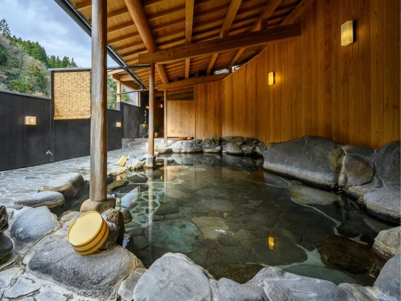 せせらぎの湯。天然温泉で体も芯からポカポカ、夜もぐっすりと深い眠りに誘います。 せせらぎの湯。天然温泉で体も芯からポカポカ、夜もぐっすりと深い眠りに誘います。