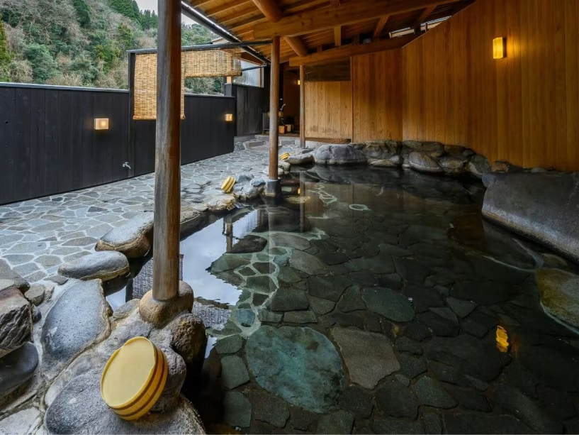爽やかな空気、三徳川のせせらぎの音とともに上質な温泉を楽しむ「せせらぎの湯」