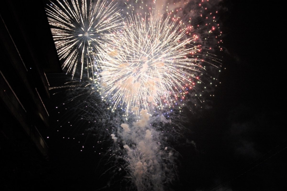 「三朝温泉夏祭り」「キュリー祭」で三徳川に打ちあがる花火。 「三朝温泉夏祭り」「キュリー祭」で三徳川に打ちあがる花火。