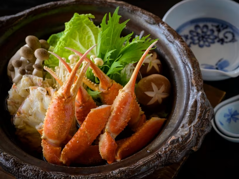 丁寧に引いたお出汁と冬野菜、そして本ずわい蟹。繊細な旨味があふれる、冬ならではのご馳走「蟹すき鍋」 丁寧に引いたお出汁と冬野菜、そして本ずわい蟹。繊細な旨味があふれる、冬ならではのご馳走「蟹すき鍋」