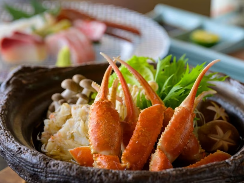【蟹すき鍋】松葉蟹のふっくらとした身の美味しさをご堪能ください。 【蟹すき鍋】松葉蟹のふっくらとした身の美味しさをご堪能ください。