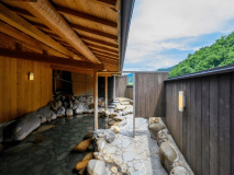 三徳川のせせらぎを聞きながらゆったりと湯あみをお楽しみください。 三徳川のせせらぎを聞きながらゆったりと湯あみをお楽しみください。