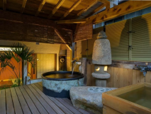 2つの露天風呂では、川のせせらぎを聞きながら源泉かけ流しをご堪能いただけます【水仙の間】