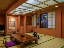 お部屋の外にはプライベート庭園と、檜と陶器の庭園露天風呂がある、贅沢な造りの準特別室【水仙の間】