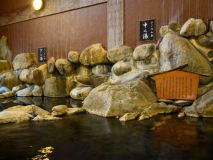 三徳川に温泉が湧き出ていたものを、そのまま湯船に使用した天然の岩風呂「巌窟の湯」