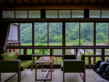 客室から三徳川を眺める癒しのひとときをお過ごしください。【楓の間】