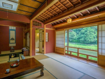 三徳川を眺める、13畳に次の間８畳が付いた広々とした【梅の間】