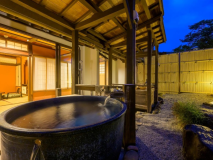 川のせせらぎを聞きながら源泉かけ流しを堪能する、記念日旅行にもおすすめな準特別室【ひさごの間】