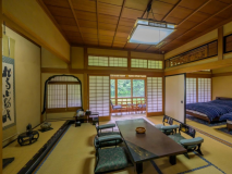 本間10畳+次の間8畳に、贅沢な広さの広縁がある【梧桐の間】