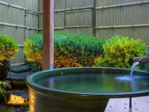 客室専用露天風呂には、60度の源泉をそのまま引いており、上質な温泉を存分に楽しめます【海棠の間】