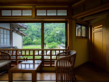 当館最上階にあり、和室やお風呂から三徳川や山から四季折々の景色をご覧いただける準特別室【南天の間】