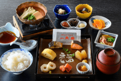 【朝食】大江ノ郷の「天美卵」を使用したふわふわの出汁巻きや、地元の食材を中心に使用したボリューム満点の朝食です 【朝食】大江ノ郷の「天美卵」を使用したふわふわの出汁巻きや、地元の食材を中心に使用したボリューム満点の朝食です