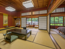 三徳川を眺める、13畳に次の間8畳が付いた広々とした和洋室【花の間】