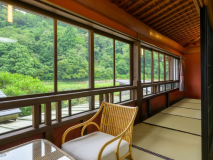 ゆったりとした広縁にからは、三徳川をご覧いただけます【花の間】