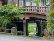 有形文化財に指定され、昼と夜とで違う雰囲気を醸し出す、幻想的な「太鼓橋」。