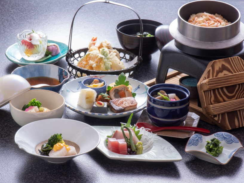 ミニ会席:茶碗蒸しや釜飯も付き、お気軽に会席をお楽しみいただけます。(内容は季節により変わります。) ミニ会席:茶碗蒸しや釜飯も付き、お気軽に会席をお楽しみいただけます。(内容は季節により変わります。)