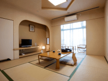 【和室10畳】ゆっくりとお寛ぎいただけます。