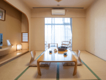 【和室10畳】ゆっくりとお寛ぎいただけます。