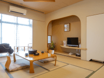 【和室10畳】ゆっくりとお寛ぎいただけます。