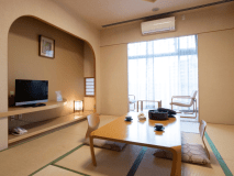 【和室10畳】ゆっくりとお寛ぎいただけます。