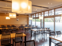 【レストランぬくみ】木の温もり溢れる作りとなっているレストラン。ゆっくりとお食事をお楽しみください。