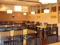 【レストランぬくみ】木の温もり溢れる作りとなっているレストラン。ゆっくりとお食事をお楽しみください。