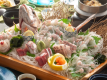 【かざはな・絆会席】鯛の姿造り（2名様より）又は「お造り七種盛り」からお選び下さい。
※季節で内容が変わります。