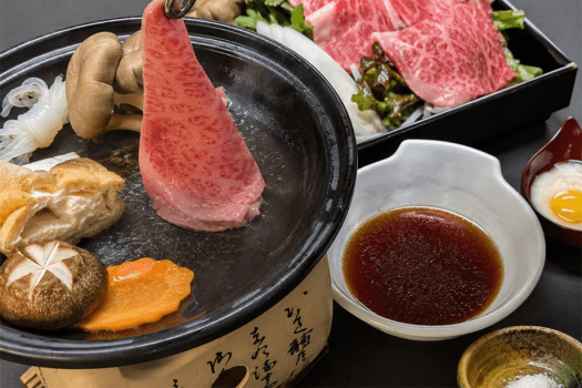 山形牛の炙り焼きすき。北前塩・特製だれ・とろろ芋の3つの味わいをお楽しみください。