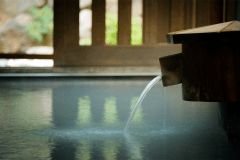 硫黄泉100%自慢の乳白色、掛け流し天然温泉